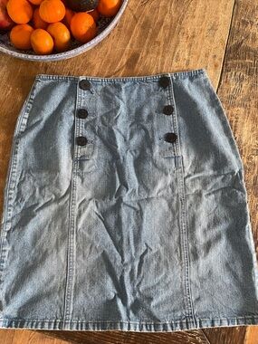 Liz Claiborne Light Blue Denim Pencil Skirt with Front Buttons.